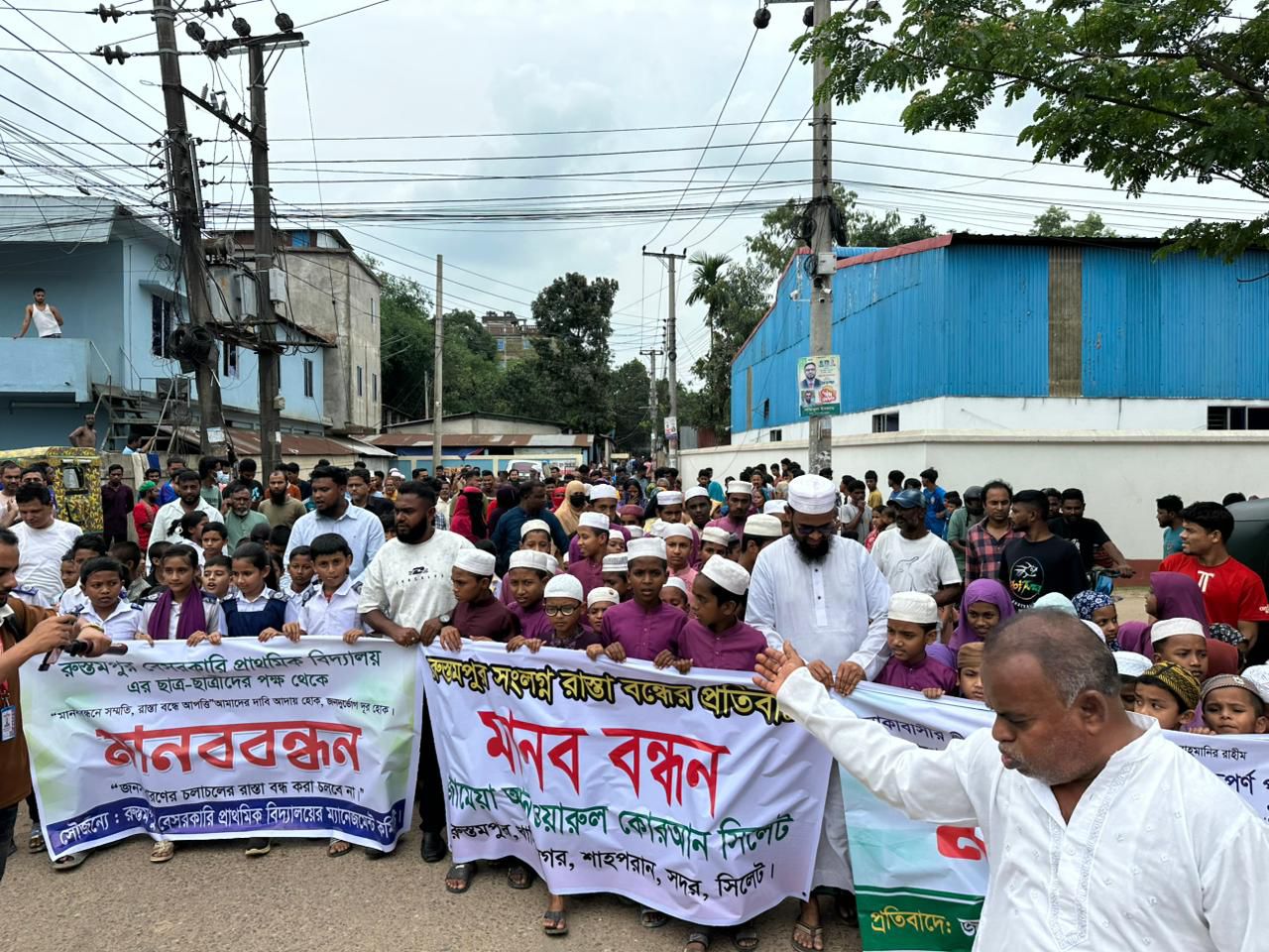 সড়কে বিসিক’র সীমানা প্রাচীর নির্মাণ, দুর্ভোগে এলাকাসী