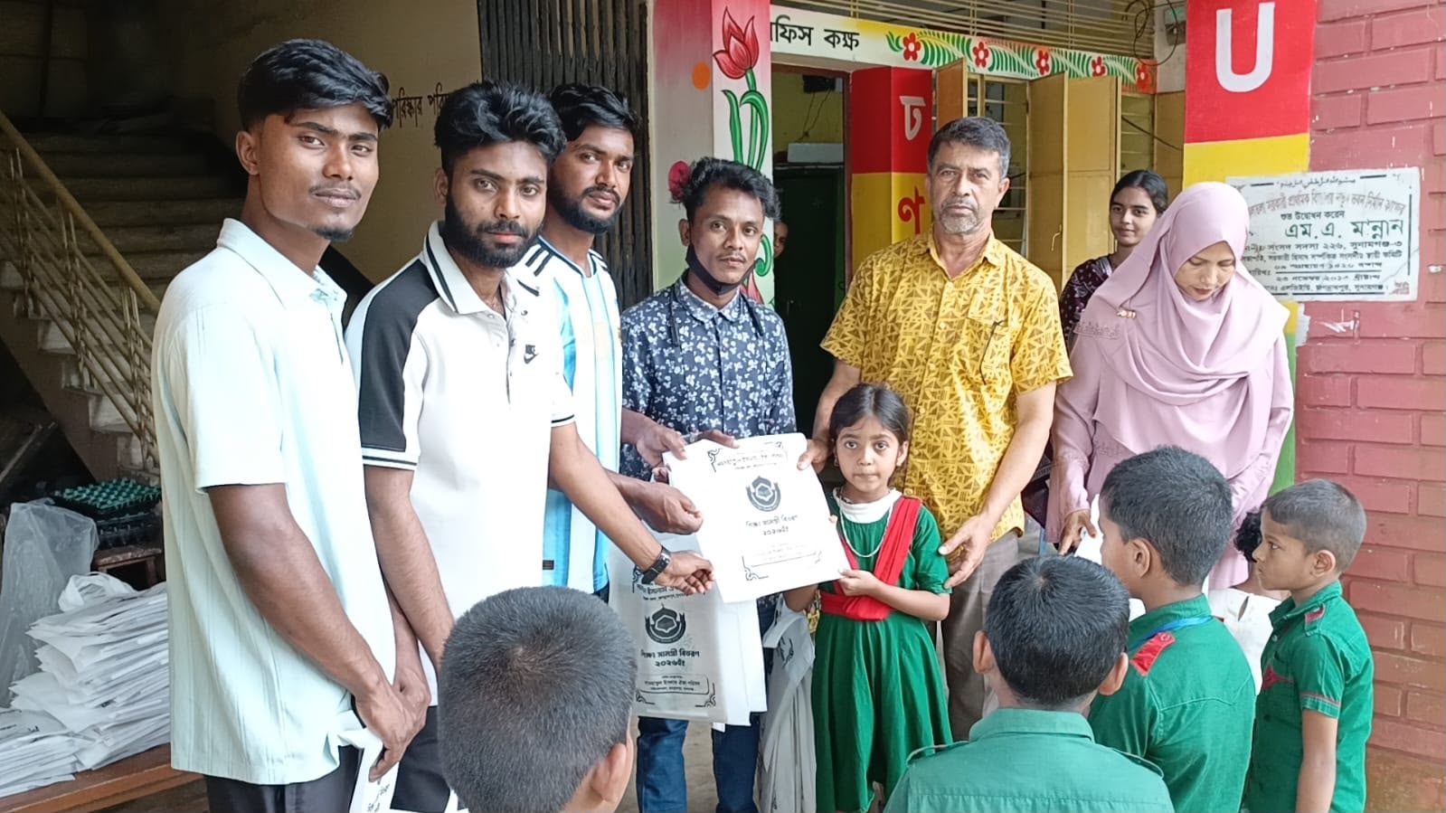 শতাধিক ছাত্রছাত্রীদের শিক্ষা উপকরণ দিলো দাওয়াতুল ইসলাম ঐক্য পরিষদ