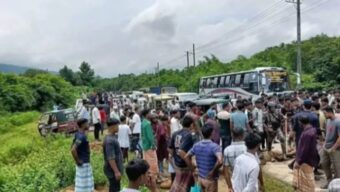 জৈন্তাপুরে পাথরবোঝাই ট্রাক আটকে শ্রমিকদের সড়ক অবরোধ