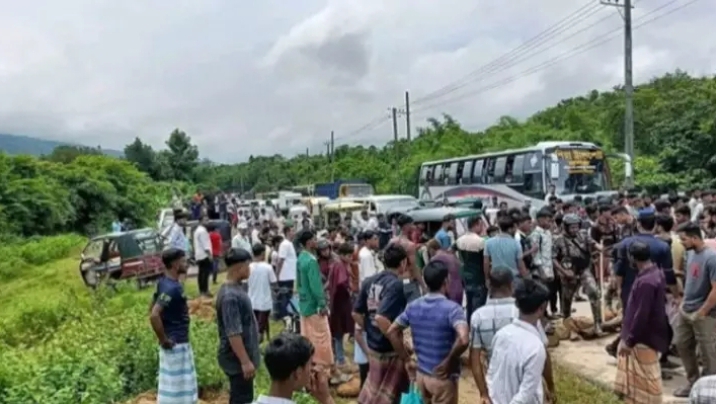 জৈন্তাপুরে পাথরবোঝাই ট্রাক আটকে শ্রমিকদের সড়ক অবরোধ