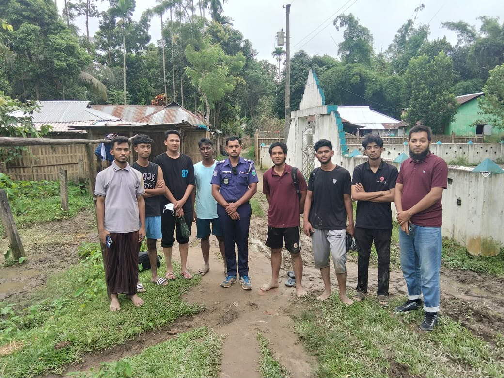 হামহাম জলপ্রপাতে ১০ পর্যটক আটকা, ৯৯৯ এ কল, অত:পর
