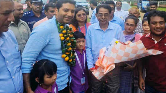 ‘প্রতিমন্ত্রী ববি হাজ্জাজের গলায় পান-সুপারির মালা’