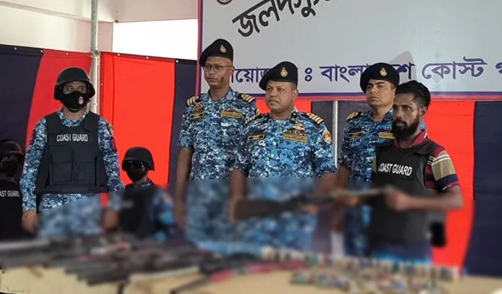 সুন্দরবনের ছোট জাহাঙ্গীর বাহিনীর প্রধানসহ ২৭ দস্যুর আত্মসমর্পণ