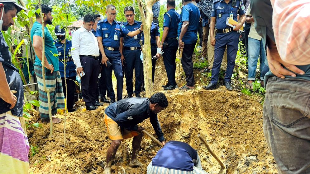 স্ত্রীকে হ’ত্যা করে বাড়ির উঠানে পুঁতে রাখেন স্বামী