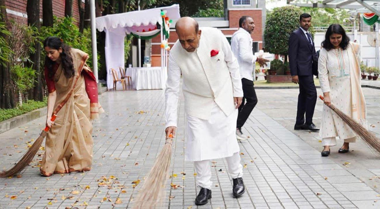 ভারতের স্বাধীনতা দিবস, ঢাকায় পরিচ্ছন্নতা অভিযানে দীনেশ ত্রিবেদী