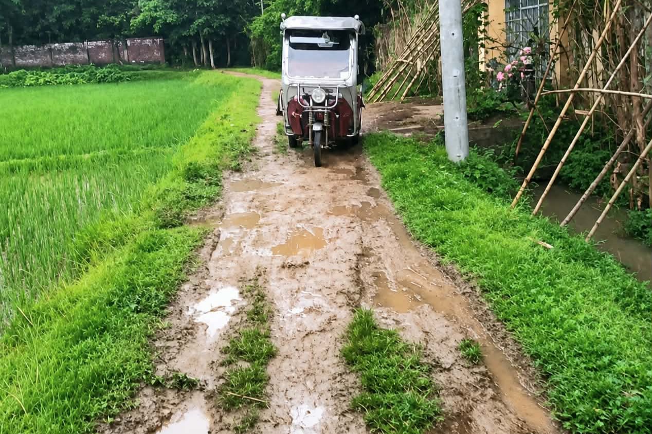 এক কিলোমিটার কাঁচা সড়ক এখন ‘অভিশাপ’