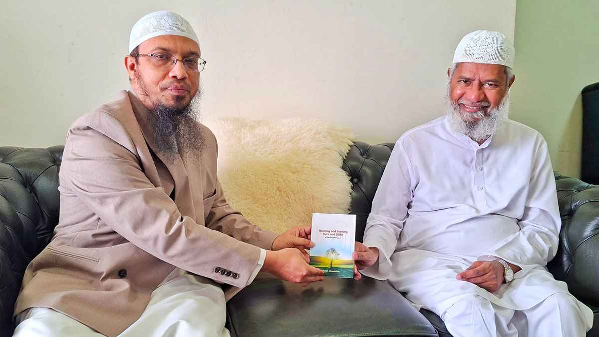 জাকির নায়েককে নিজের লেখা বই উপহার দিলেন শায়খ আহমাদুল্লাহ