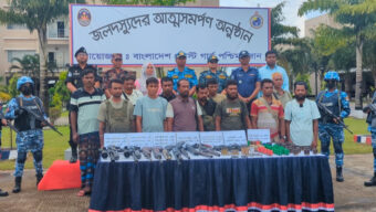 ‘নানা ভাই’ বাহিনীর ১২ সদস্যের আত্মসমর্পণ